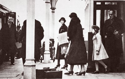 La princesa Isabel y la princesa Margarita Rosa regresando a Londres, enero 1936 de English Photographer